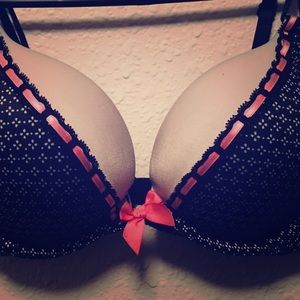 Victoria’s Secret 34d bra bombshell